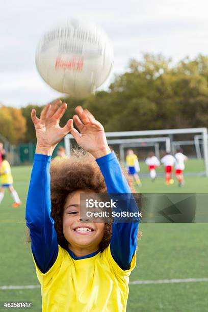 Ragazzo Con Il Pallone Da Calcio - Fotografie stock e altre immagini di Calcio - Sport - Calcio - Sport, Pallone da calcio, 8-9 anni