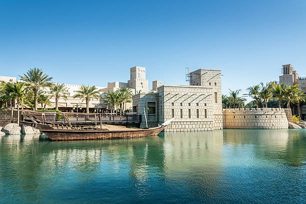 madinat jumeirah dubai, emirados árabes unidos - madinat jumeirah hotel imagens e fotografias de stock