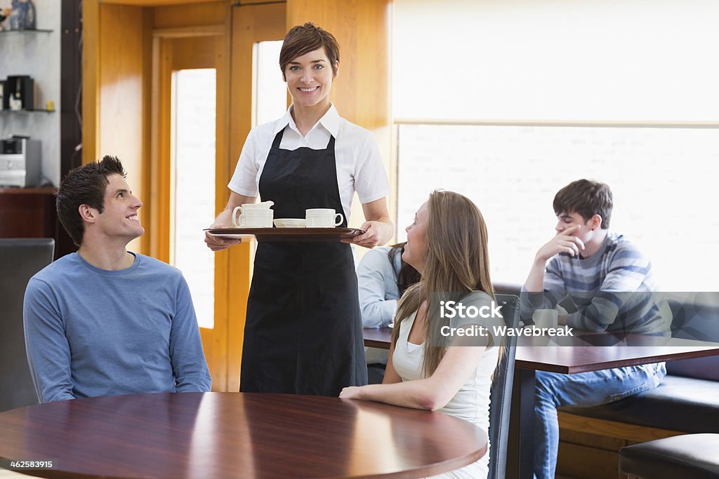 Garçonete servindo café para casal - Foto de stock de 20 Anos royalty-free