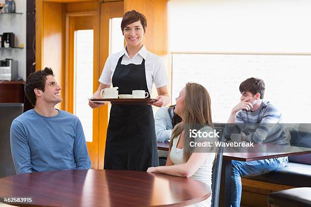 Foto de Garçonete Servindo Café Para Casal e mais fotos de stock de 20 Anos - 20 Anos, 30 Anos, Adulto