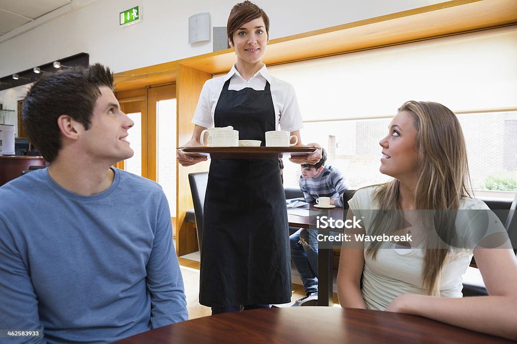 Kellnerin serviert Kaffee - Lizenzfrei Blick in die Kamera Stock-Foto