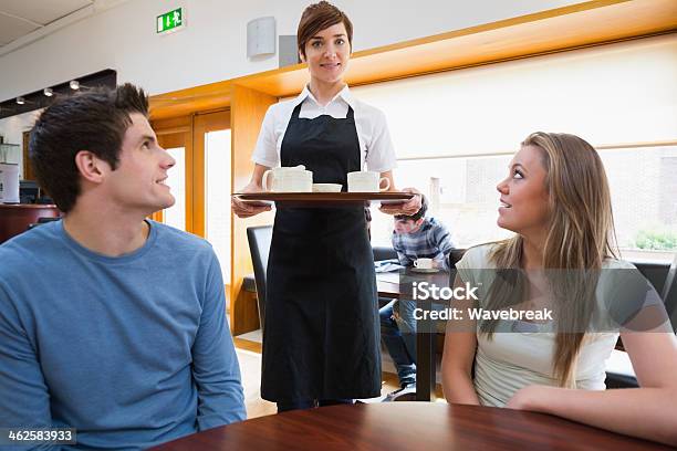 Kellnerin Serviert Kaffee Stockfoto und mehr Bilder von Blick in die Kamera - Blick in die Kamera, Blick nach oben, Blondes Haar