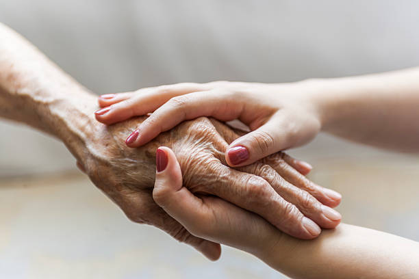 aiutando a mano - consoling close up senior adult grandparent foto e immagini stock