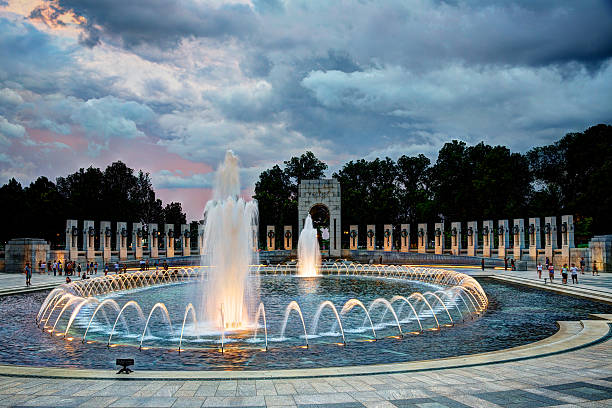 memorial da segunda guerra mundial, em washington, dc ao pôr do sol - washington dc monument sky cloudscape imagens e fotografias de stock