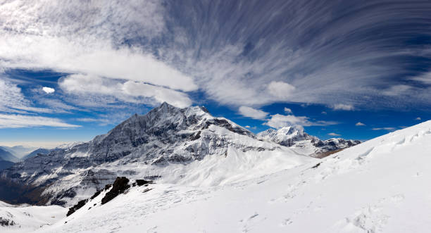 manaslu. circuit de l'everest. népal motivations. - icefall photos et images de collection