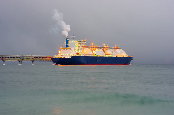 buque cisterna noche - sailing ship industrial ship horizon shipping fotografías e imágenes de stock