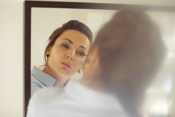 istock Business woman putting makeup 462589325
