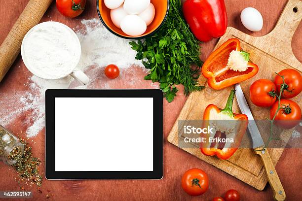 Gotować Z Tablet - zdjęcia stockowe i więcej obrazów Kuchnia - Kuchnia, Przenośne urządzenie elektroniczne, Tablet