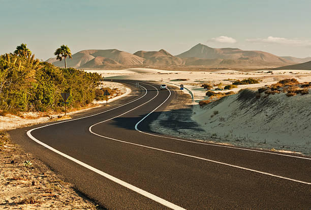 estrada sinuosa no deserto - asphalt highway desert valley imagens e fotografias de stock