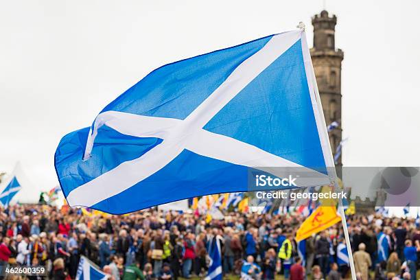 Saltire En Independence Evento Foto de stock y más banco de imágenes de Bandera escocesa - Bandera escocesa, Aire libre, Azul