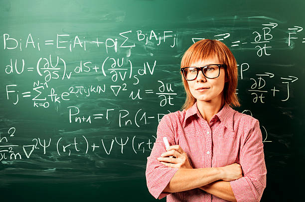 étudiante à lunettes, debout, tenant en craie de tableau noir - professor adult student chalk drawing formula photos et images de collection