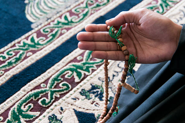 istock Muslim man holding beads in his hand 462601917