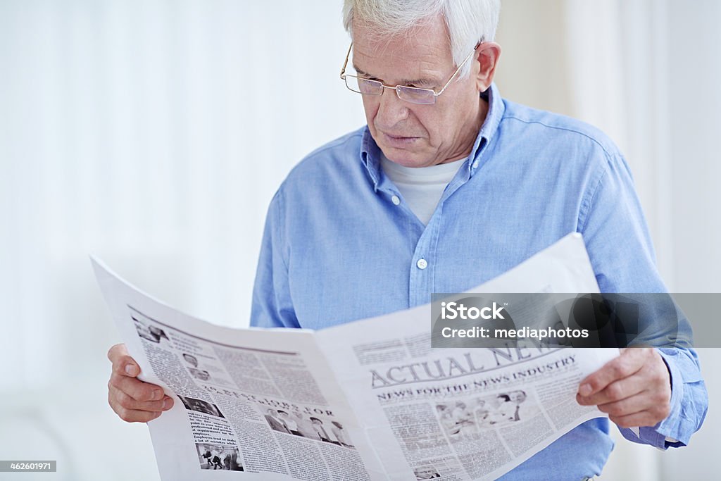 Giornale di lettura - Foto stock royalty-free di 60-69 anni