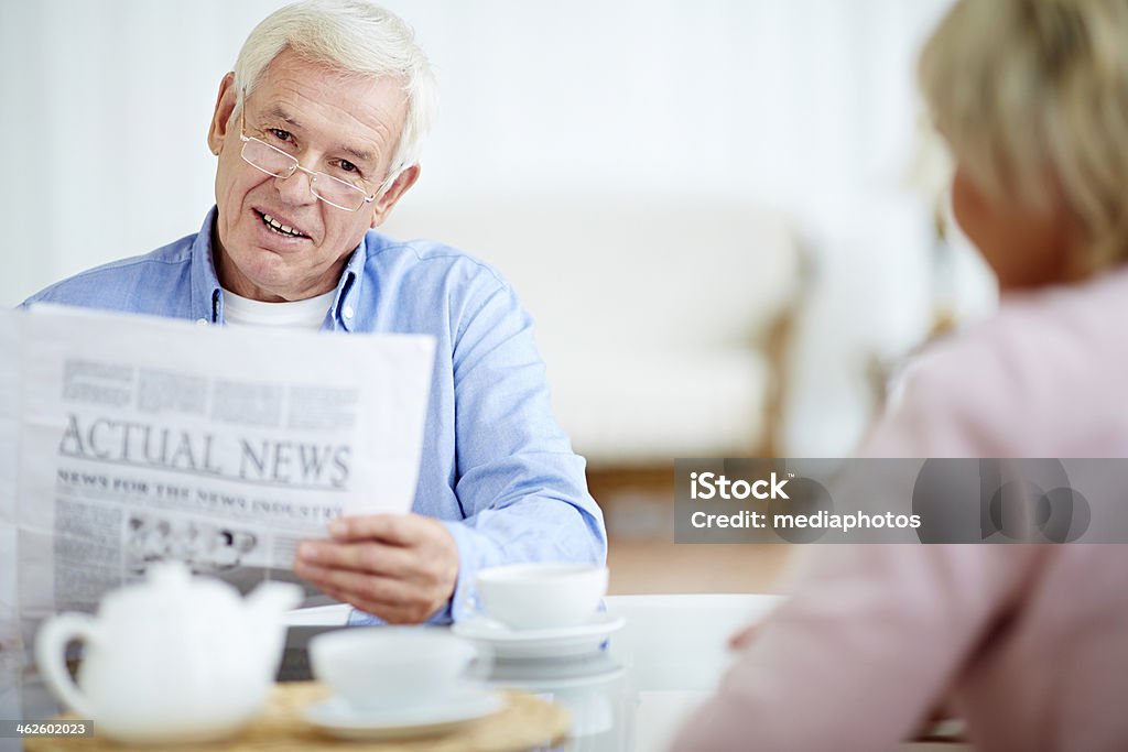 Leyendo noticias real - Foto de stock de 60-69 años libre de derechos