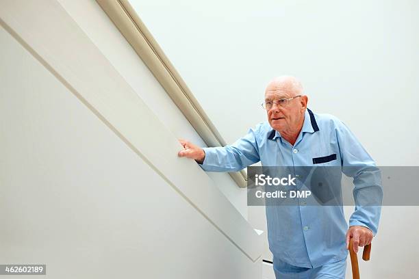 Senior Männlichen Patienten Treppensteigen Stockfoto und mehr Bilder von Alter Erwachsener - Alter Erwachsener, Senioren - Männer, Auf etwas treten