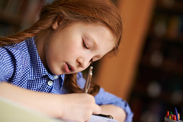 smart alumno - schoolgirl little girls crayon human face fotografías e imágenes de stock