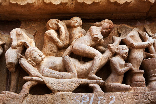 elementy erotyczne temple statua w khajuraho, indie - khajuraho india sexual activity temple zdjęcia i obrazy z banku zdjęć