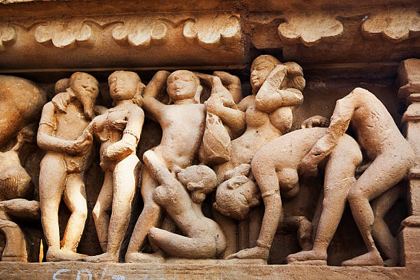 erótico templo estátua em khajuraho, índia - khajuraho india indian culture temple imagens e fotografias de stock