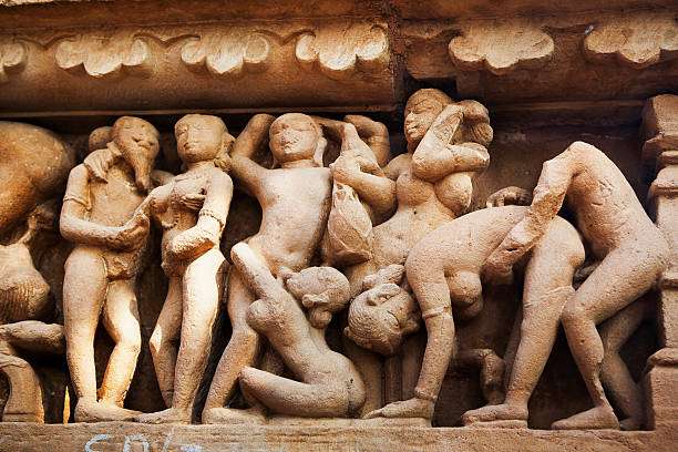 статуя erotic temple in khajuraho, индия - group sex стоковые фото и изображения