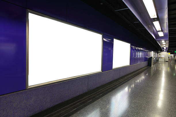 panneau d'affichage vide à la station de métro - pub metro paris photos et images de collection