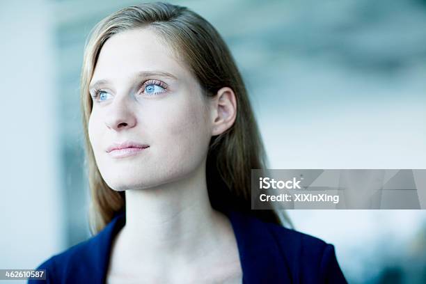 Retrato De Joven Empresaria Mirando Lejos De Contemplación Foto de stock y más banco de imágenes de 25-29 años