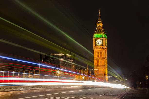 o big ben, o espetacular céu noturno colorido com trilhas leves de londres - westminster abbey city of westminster awe uk - fotografias e filmes do acervo