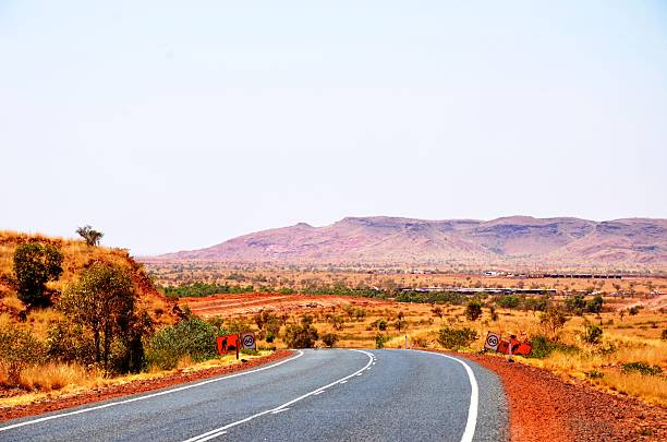 australijski outback road, pilbara region - the pilbara zdjęcia i obrazy z banku zdjęć
