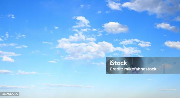 Poniedziałek Blue Sky - zdjęcia stockowe i więcej obrazów Aspiracje - Aspiracje, Bez ludzi, Bezchmurne niebo
