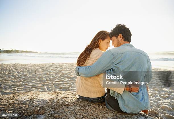 Foto de Espera Para O Pôrdosol e mais fotos de stock de Casal - Casal, Sentar, Vista Traseira