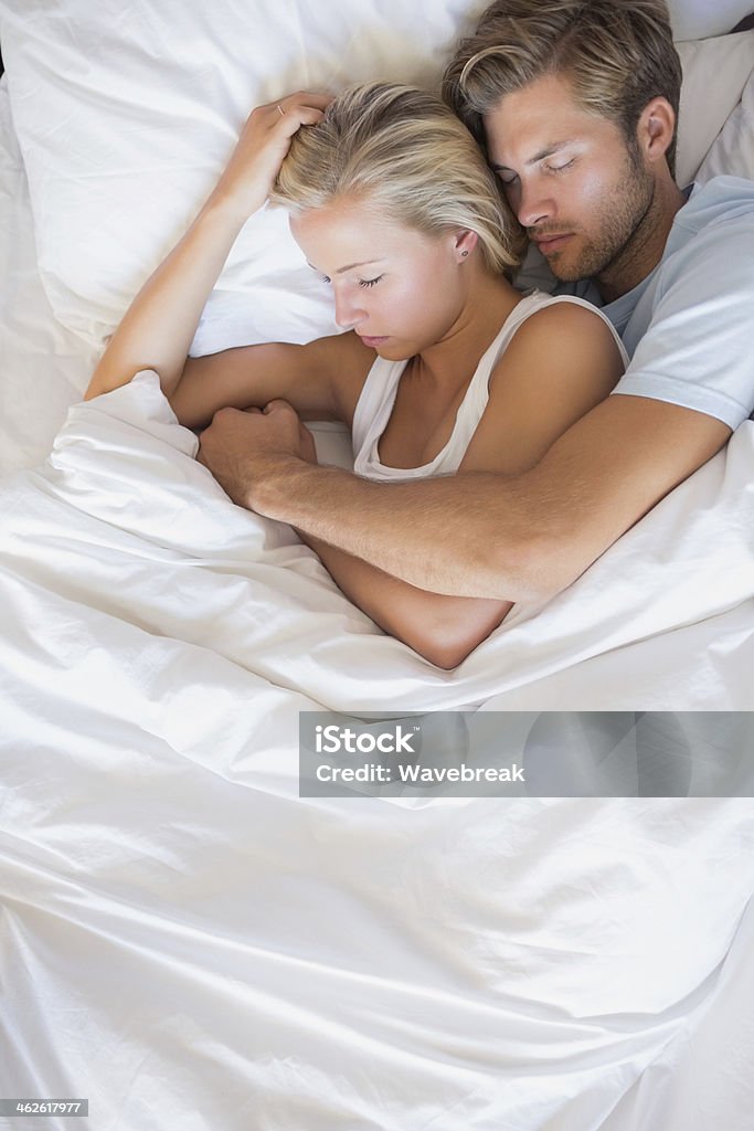 Pareja durmiendo en la cama - Foto de stock de 20 a 29 años libre de derechos