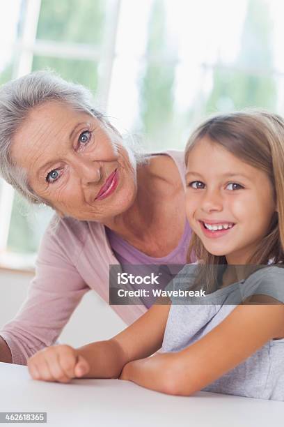 Bambina Sorridente Con Nonna - Fotografie stock e altre immagini di 70-79 anni - 70-79 anni, Adulto, Adulto in età matura