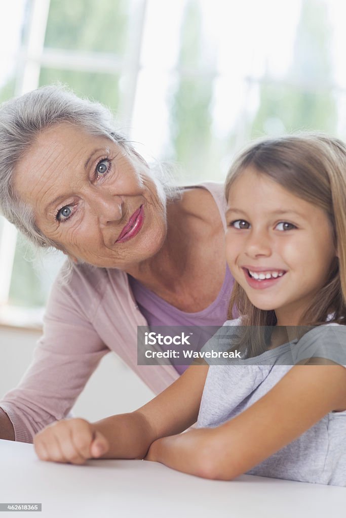 Menina sorridente com vovó - Foto de stock de 70 anos royalty-free