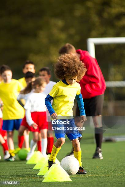 Práctica De Fútbol Foto de stock y más banco de imágenes de 8-9 años - 8-9 años, Actividad, Adulto