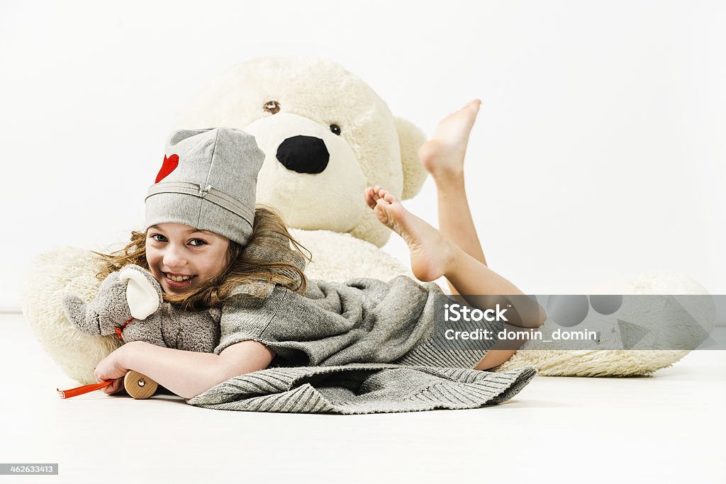 Radosny Dziewczyna z Słoń zabawka leżąc na duże miś - Zbiór zdjęć royalty-free (Boso)