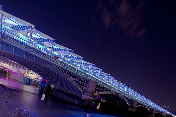 la gare de blackfriars bridge, londres - blackfriars bridge photos et images de collection