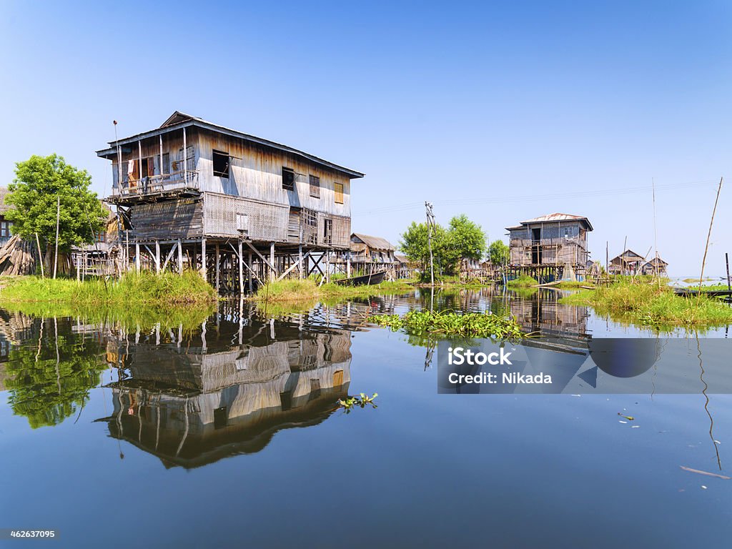 Schwimmende Dorf Häuser in See Inle Lake, Myanmar - Lizenzfrei Architektonische Säule Stock-Foto