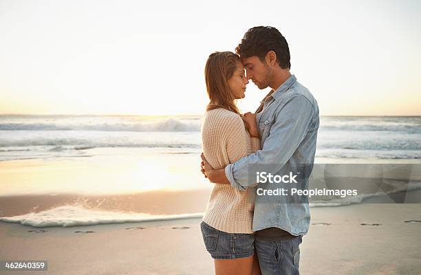 ロマンティックな夕日のひととき - カップルのストックフォトや画像を多数ご用意 - カップル, 浜辺, ロマンス