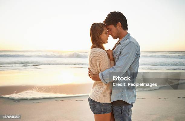 Momento Romântico Pôrdosol - Fotografias de stock e mais imagens de Casal - Casal, Praia, Romance