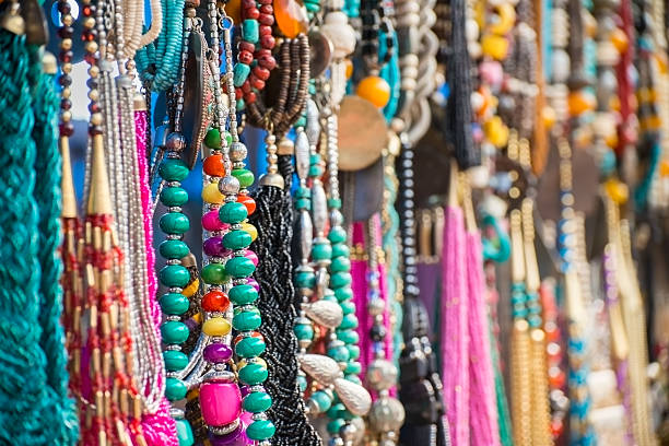 assortiment coloré de bijoux de costume au marché en plein air - india new delhi indian culture pattern photos et images de collection