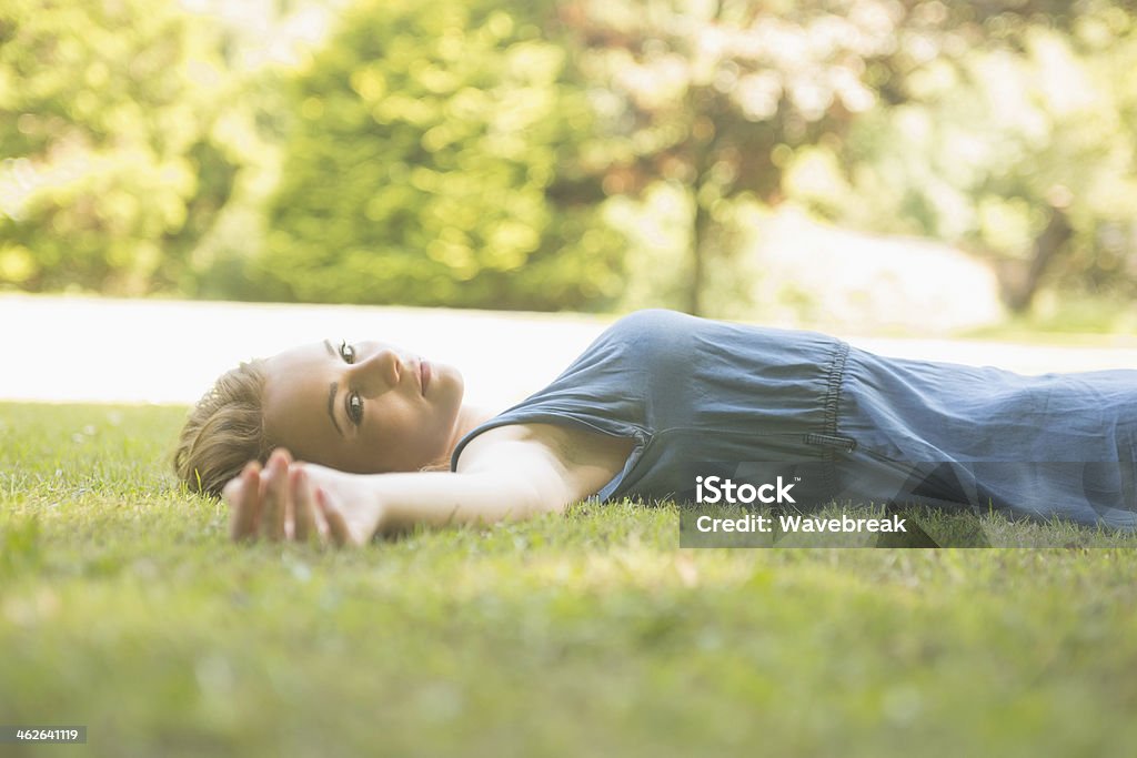 Bonita rubia lying on the grass - Foto de stock de 20 a 29 años libre de derechos