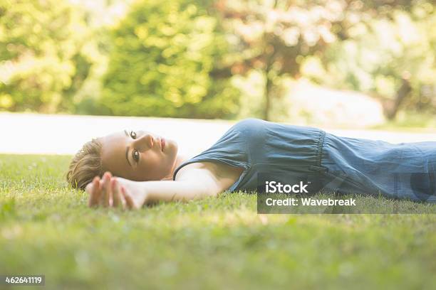 Bonita Rubia Lying On The Grass Foto de stock y más banco de imágenes de 20 a 29 años - 20 a 29 años, A la moda, Acostado