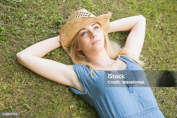 Smiling Blonde Lying On The Grass 20-29세에 대한 스톡 사진 및 기타 이미지 - 20-29세, 고요한 장면, 귀여운