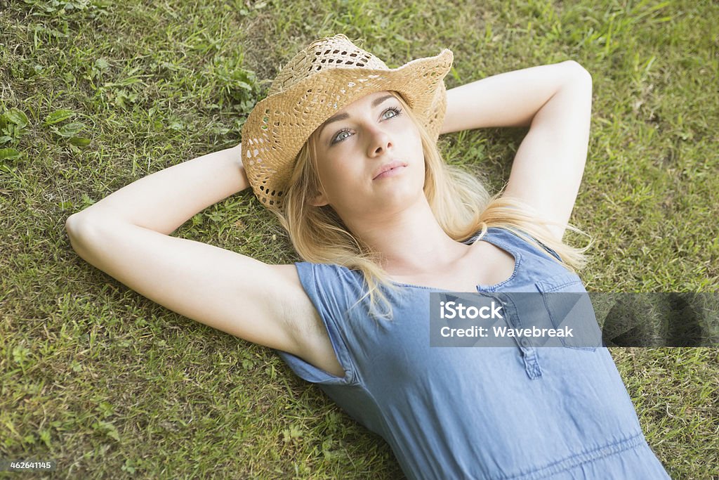 Loira sorridente deitado na grama - Foto de stock de 20 Anos royalty-free