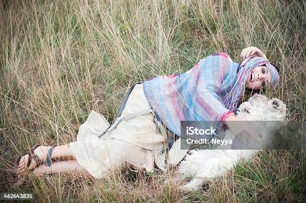 Atraente Mulher Com Cão Boémia Cigano - Fotografias de stock e mais imagens de 20-24 Anos - 20-24 Anos, Adulto, Animal de Estimação