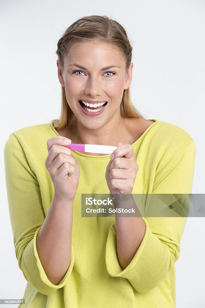 Jovem mulher segurando um teste Pregnany - Foto de stock de 20 Anos royalty-free