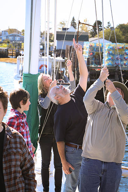 grupo de amigos estudiando la sails en bote - parker brothers fotografías e imágenes de stock