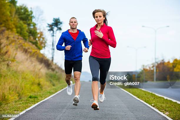 Mujer Y Hombre Para Correr Foto de stock y más banco de imágenes de Correr - Correr, Hombres, Mujeres