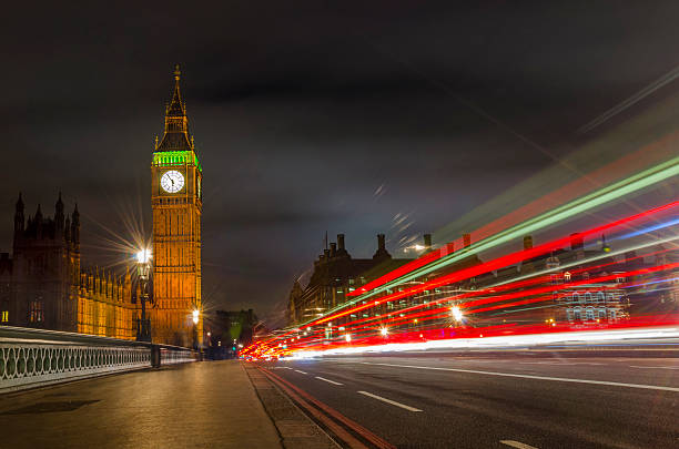 o big ben, o espetacular céu noturno colorido com trilhas leves de londres - westminster abbey city of westminster awe uk - fotografias e filmes do acervo