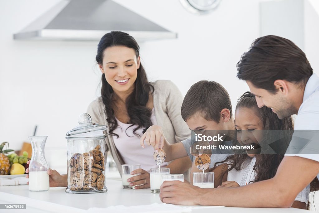 Familie essen Kekse mit Milch - Lizenzfrei Beide Elternteile Stock-Foto