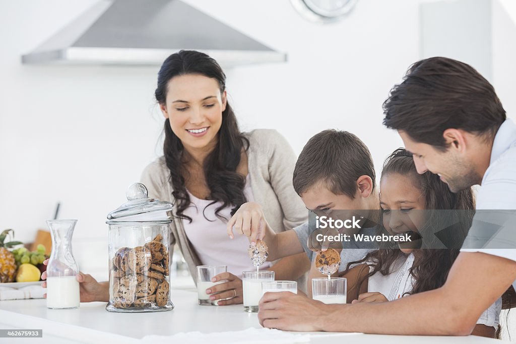 Família comer biscoitos com leite - Royalty-free 20-29 Anos Foto de stock